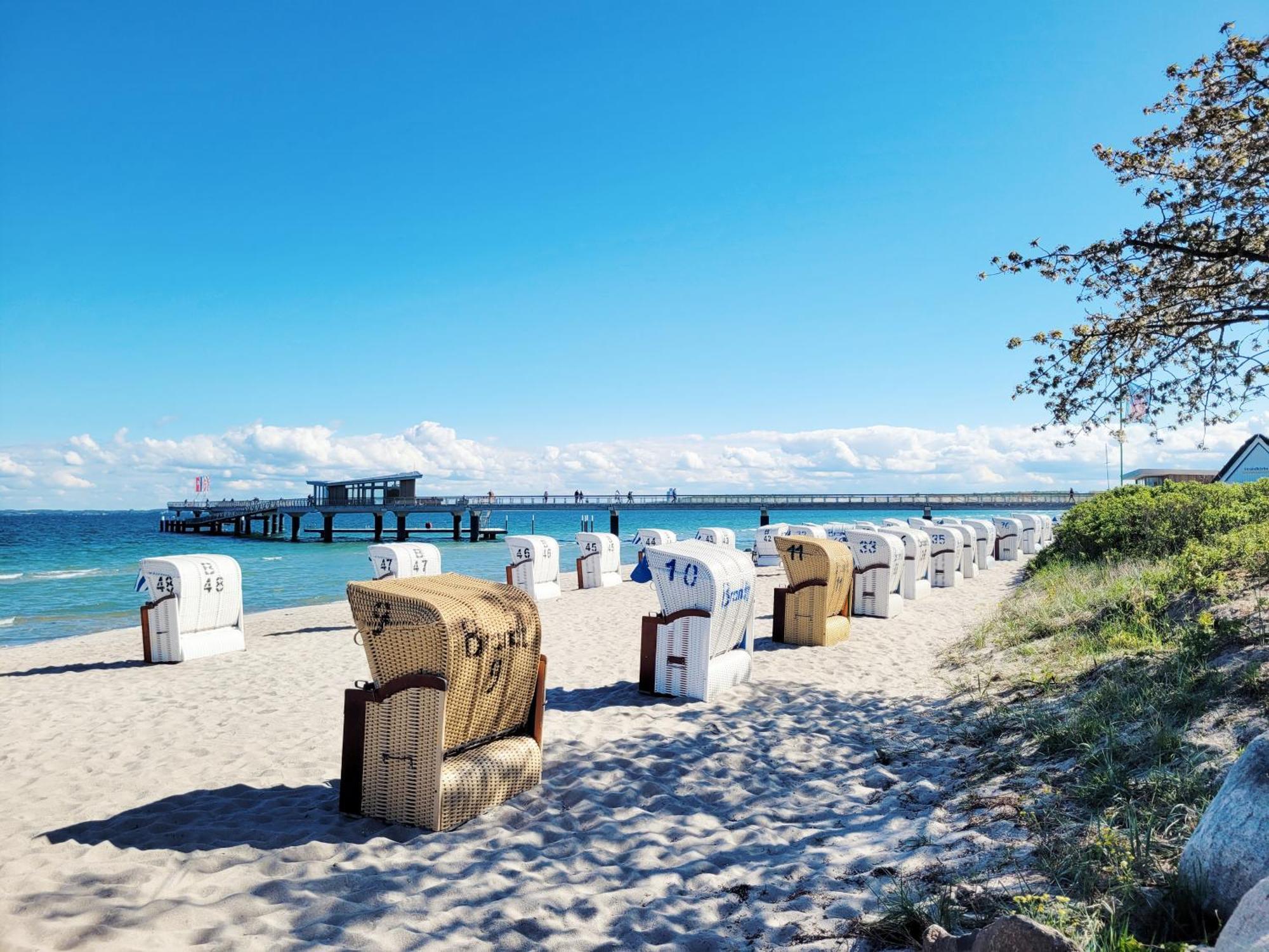 Moderne 1 Zimmer Ferienwohnung Mit Sonnenterrasse Und Parkplatz, In Ruhiger Lage, Nur Wenige Gehminuten Zum Ostsee Sandstrand Scharbeutz Bagian luar foto